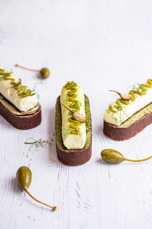 Gâteau au praliné de câpre et gel petit pois