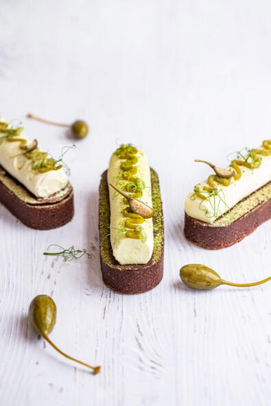 Gâteau au praliné de câpre et gel petit pois