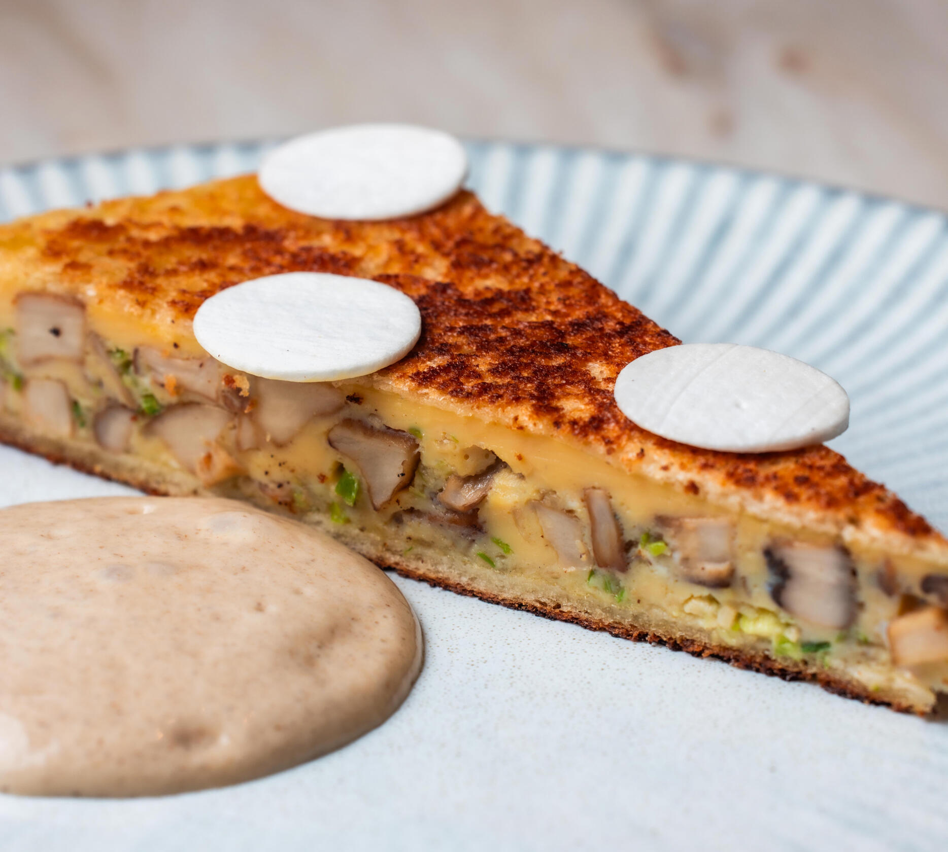 APPUIE SUR LE CHAMPIGNON